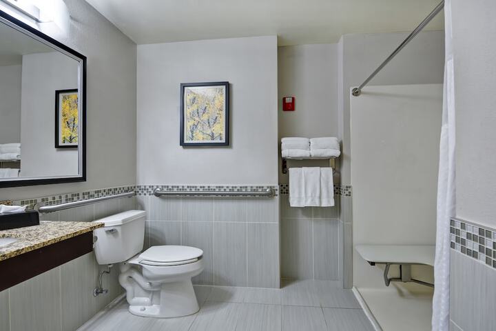 Holiday Inn Express & Suites New Berlin by IHG