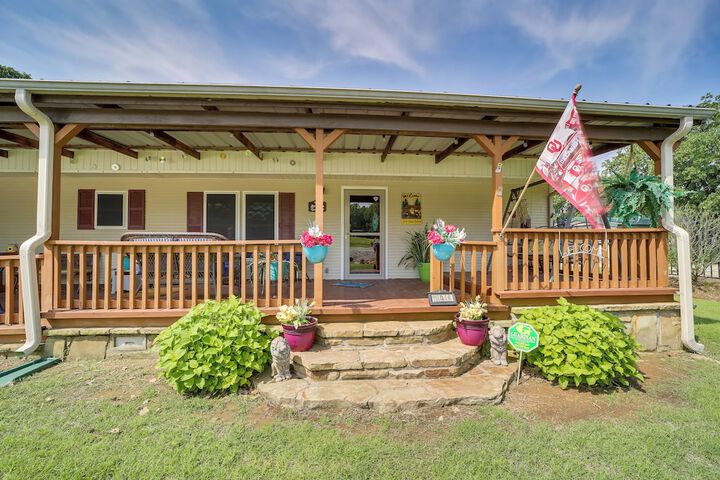 Cozy Lake Eufaula Hideaway w / Fire Pit & Hot Tub!