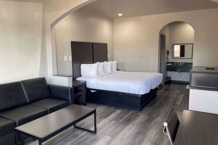 Days Inn by Wyndham Dickinson TX