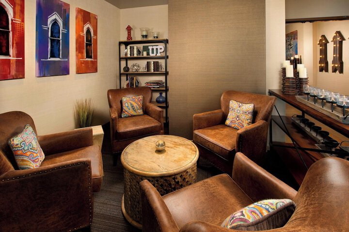 Lounge 45 of 57