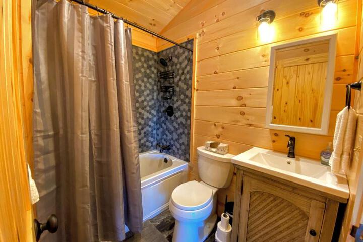 UV Log home with direct Cannon Mountain views Minutes to attractions Fireplace Pool Table AC