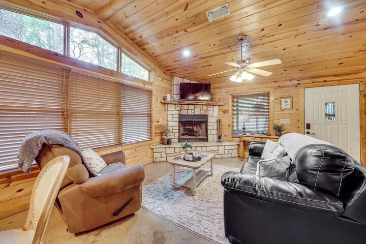Hot Tub & Deck: Broken Bow azalea House'