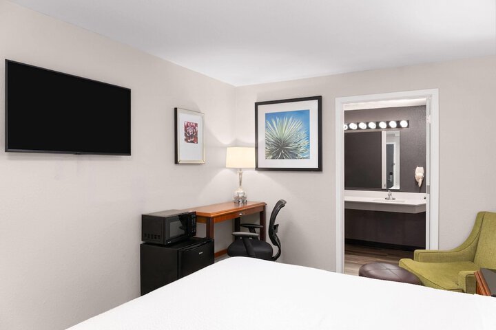 Basecamp Puyallup a Travelodge by Wyndham