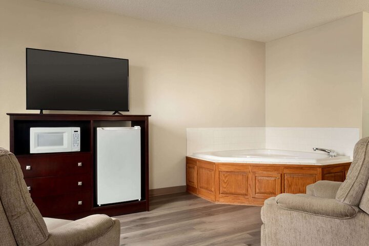 Room 27 of 40