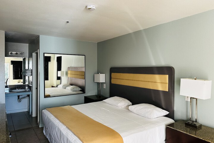 Room 12 of 19
