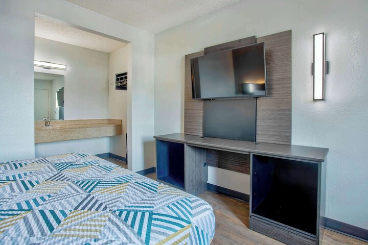 Room 11 of 25