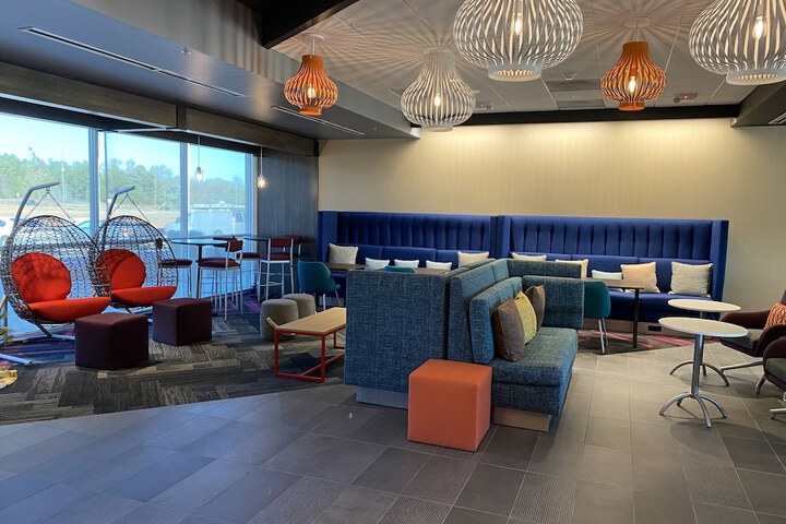 Lounge 42 of 52