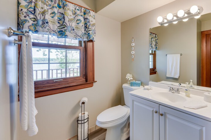 Pistakee Lake Estate w / Boat Dock & Hot Tub!