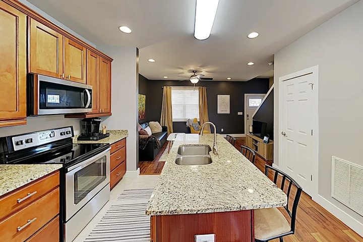 New Listing! New-build Near Downtown 5 Bedroom Home