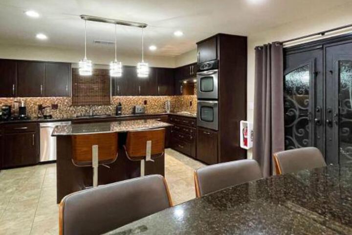 Cheerful 5 Bedroom Home with Heated Pool