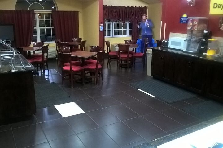 Days Inn & Suites by Wyndham Hutchinson