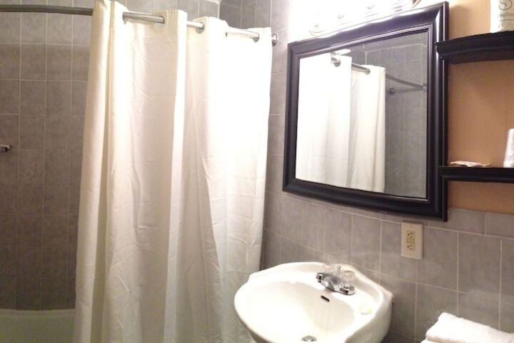 Room 9 of 32