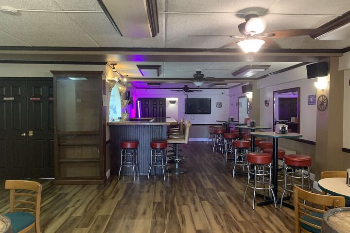Lounge 20 of 23