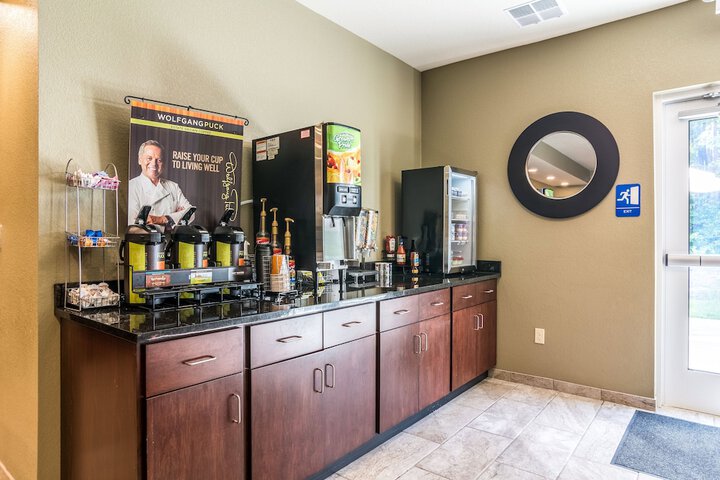 Cobblestone Hotel & Suites - Greenville