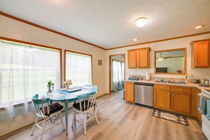Warm & Inviting Family Home - 2 Mi to Golf Course!