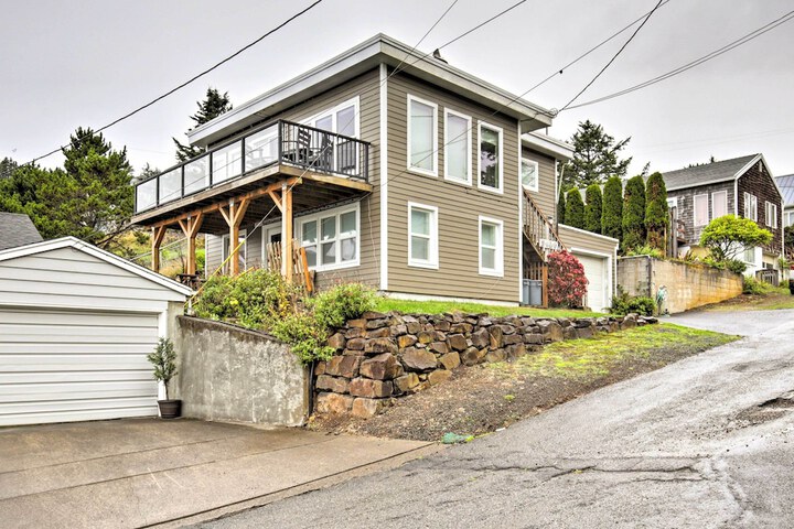 Exquisite Oceanside House w / Pacific Views & Deck!