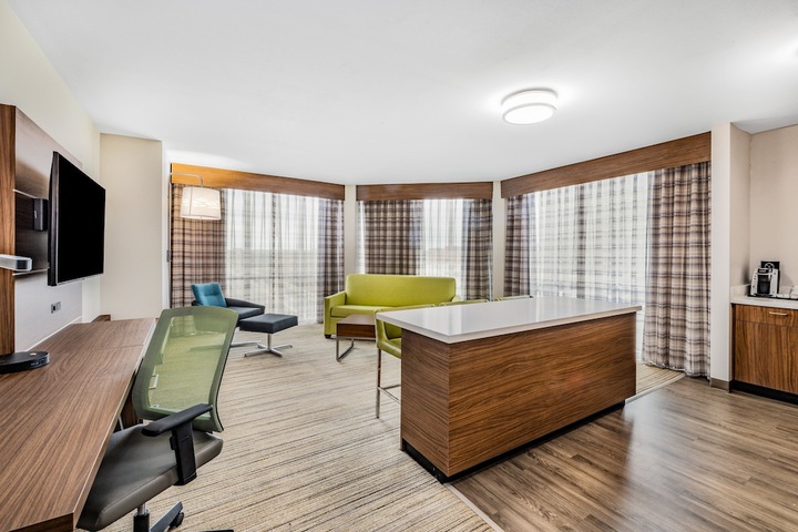 Holiday Inn Express & Suites Lincoln Downtown by IHG
