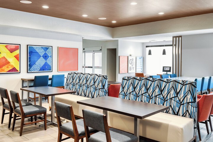 Holiday Inn Express & Suites Green Bay East by IHG