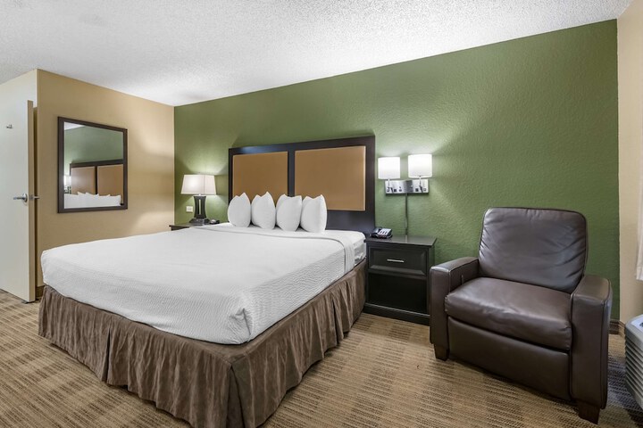Room 9 of 28