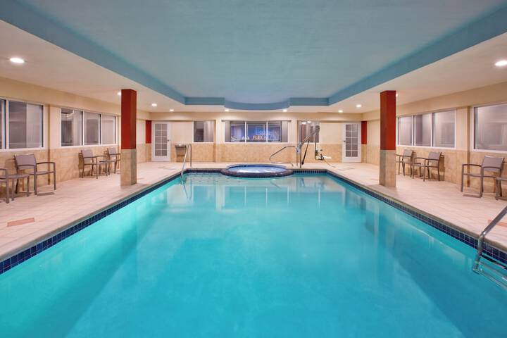 Holiday Inn Express Hotel & Suites Grand Rapids-North by IHG