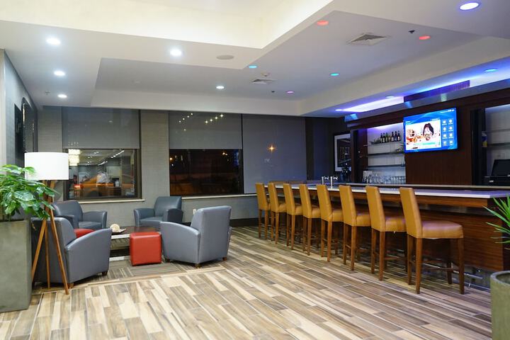 Lounge 19 of 24