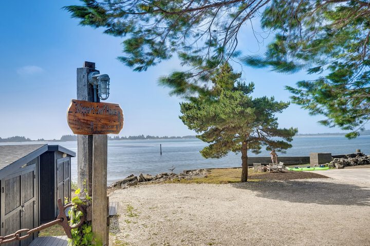 Waterfront Coos Bay Retreat w / Kayaks!