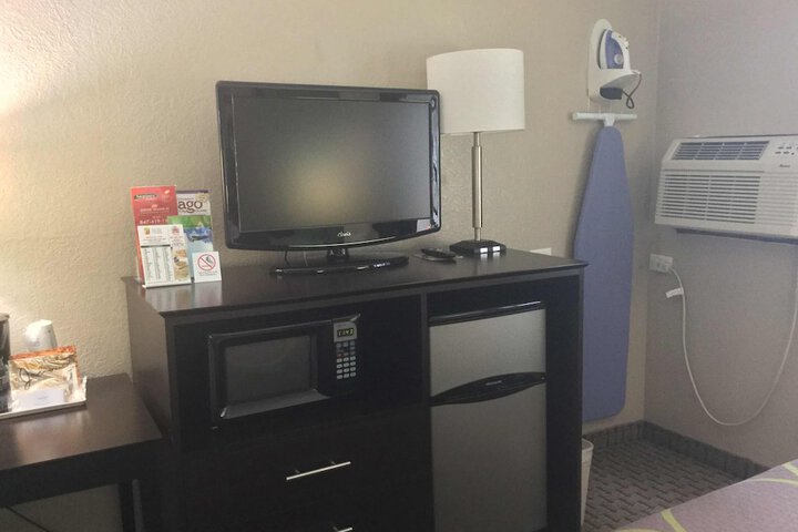 Super 8 by Wyndham Mundelein / Libertyville Area