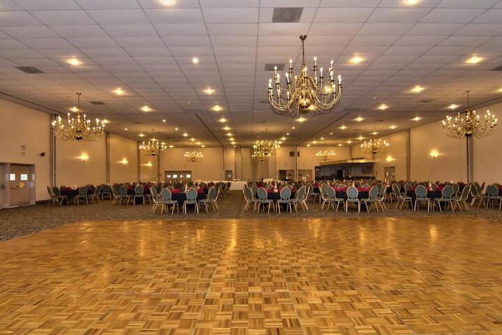 Ballroom/Hall 33 of 37