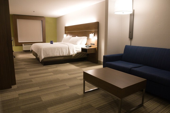 Holiday Inn Express & Suites Douglas by IHG