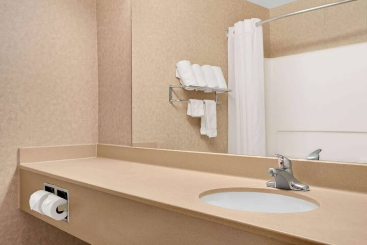Room 6 of 16