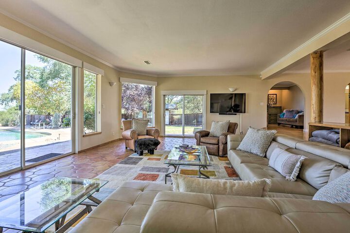 Luxe Auburn Hideaway w / Tennis Court & Views!