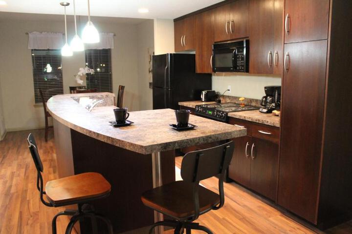 Old Fort Loft King & Queen suites nearest accomodation to Marshals Museum power your EV for free!