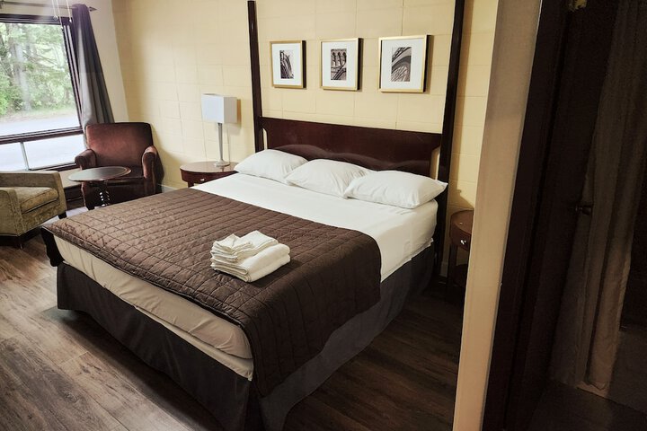 Room 6 of 12