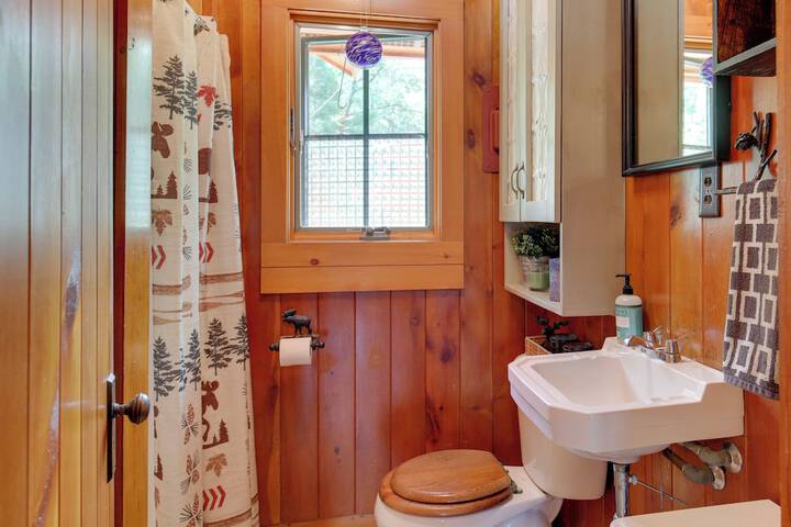 Lakefront Cabin w / Private Dock & Fire Pit!