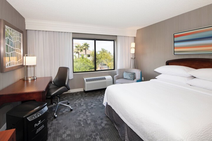 Courtyard by Marriott Oakland Airport