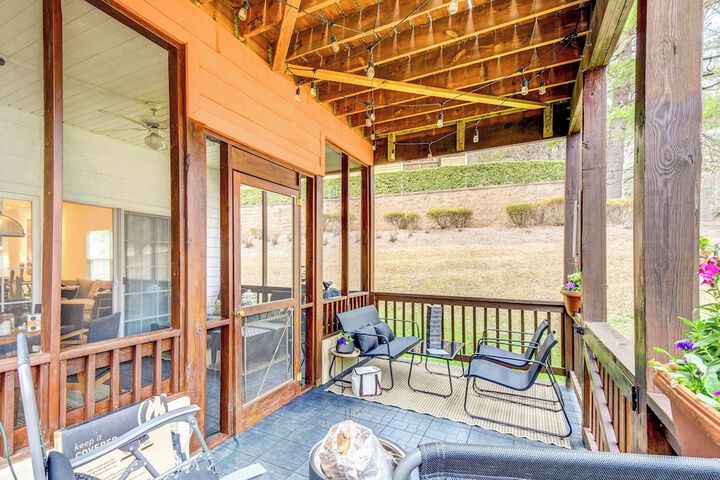 Modern Condo + Golf Course View Near Hiking!