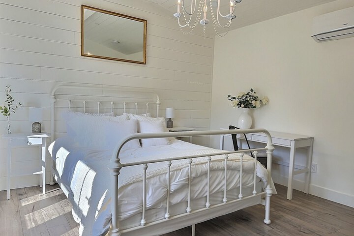 Serene 5BR Farmhouse Retreat Shoreline