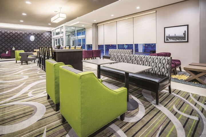 La Quinta Inn & Suites by Wyndham Clifton Park / Saratoga Area