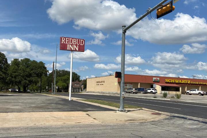 Redbud Inn