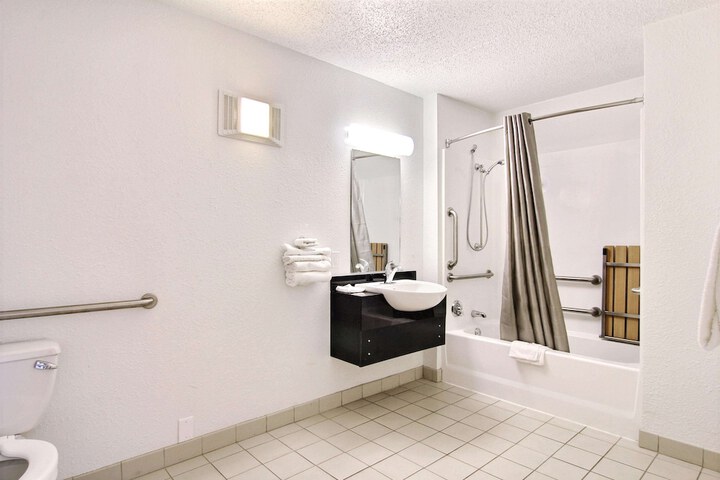 Motel 6 Middleburg Heights OH - Cleveland