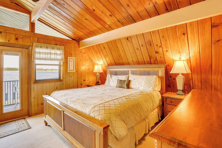 Lakefront Home w / Game Room Kayaks, & Fire Pit