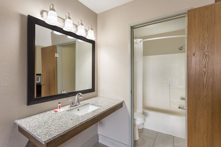 Super 8 by Wyndham Hebron Lowell Area