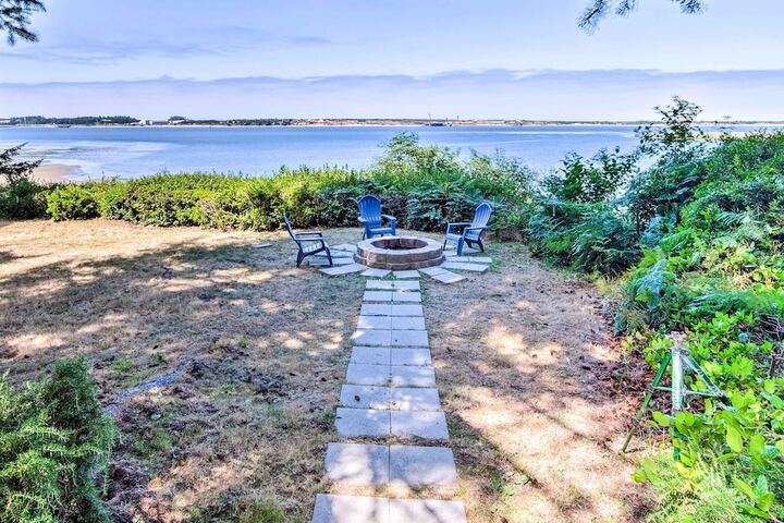 Enchanting Coos Bay Sanctuary w / Lush Views!