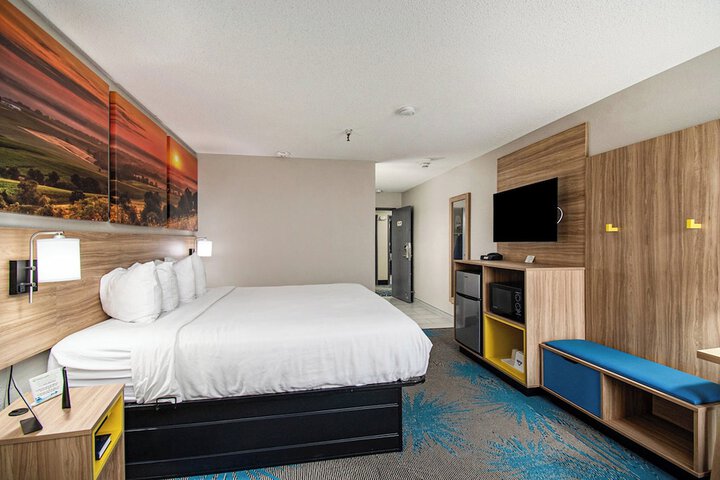 Days Inn & Suites by Wyndham Mt. Pleasant