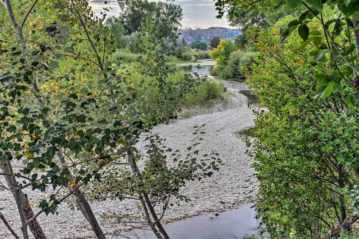 Cozy Anglers Apt - Steps to Trout Fishing River!