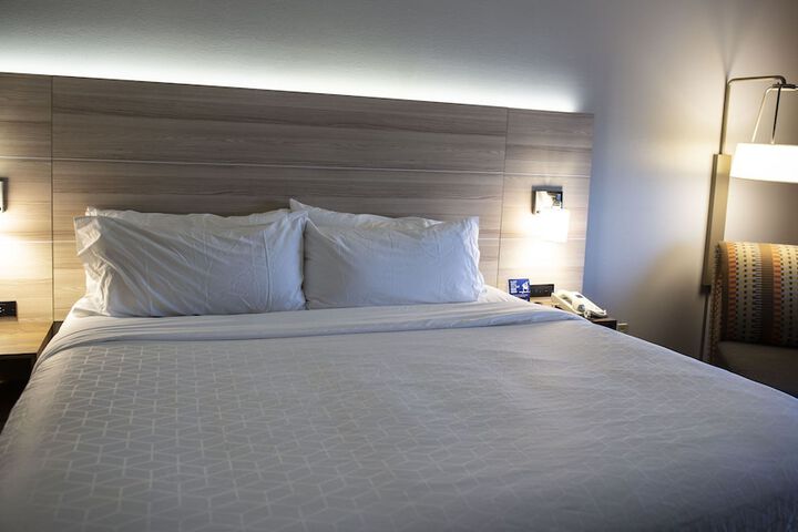 Holiday Inn Express & Suites Sedalia by IHG