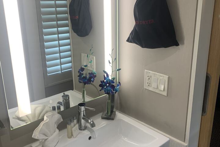 Room 17 of 38