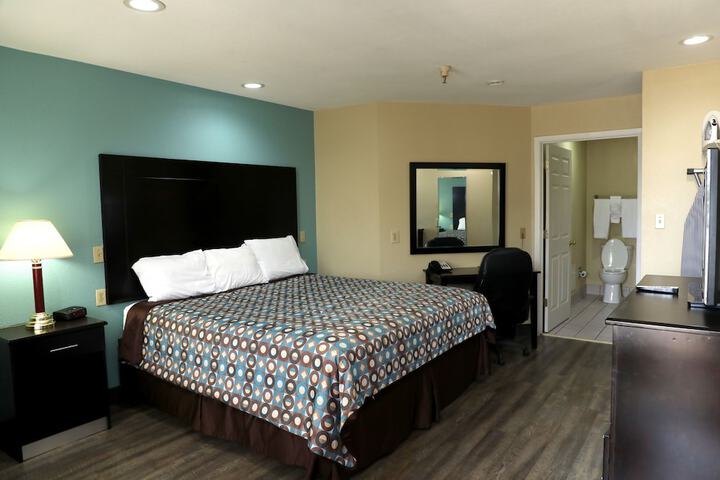 Room 32 of 40