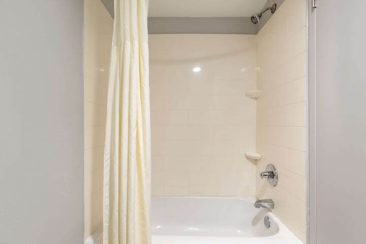 Clarion Hotel & Suites BWI Airport North