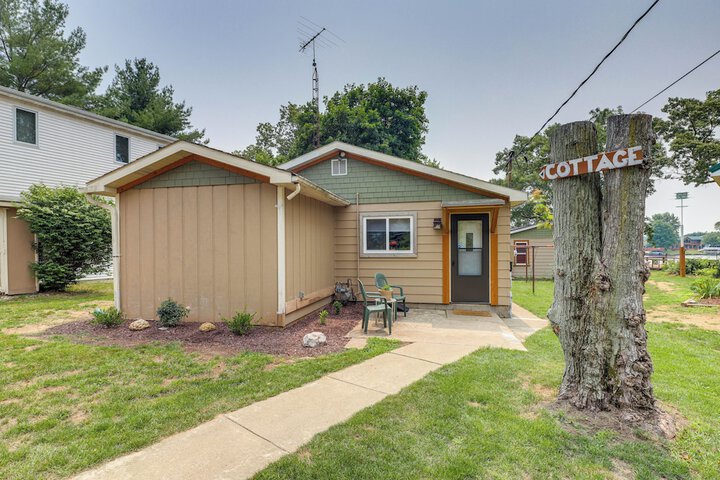 Lakefront Cottage w / Deck Near Indiana Beach!